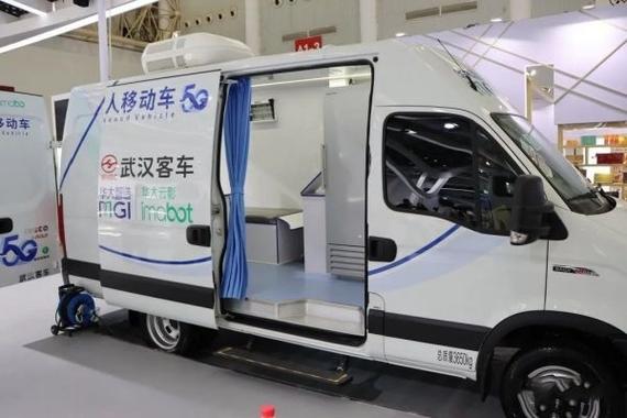 除了这辆移动ct+乳腺dr检测车之外,武汉客车还展示了一台5g超声机器人